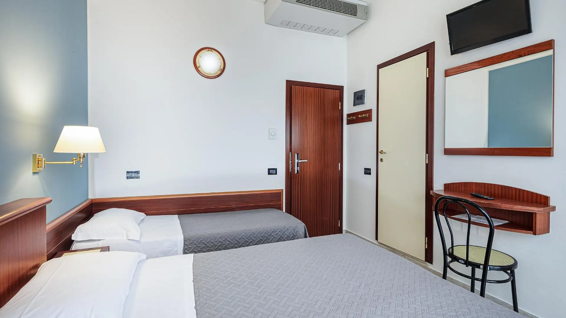 Hotel Avana Fronte Mare Riccione 3*,  Italia