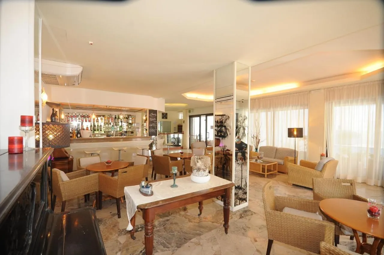 Hotel Avana Fronte Mare Riccione 3*,